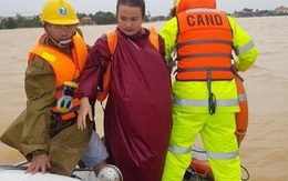 Công an Quảng Bình giải cứu 4 người bị lật thuyền chới với giữa biển nước