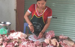 Thịt lợn ế ẩm cả năm, tiểu thương ngoài chợ đành phải giảm giá