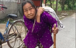 Xúc động cụ bà gần 90 tuổi lưng còng “cõng” bao quần áo đi ủng hộ người dân miền Trung