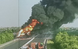 NÓNG: Xe bồn chở dầu đang bốc cháy dữ dội trên cao tốc Hải Phòng - Hà Nội