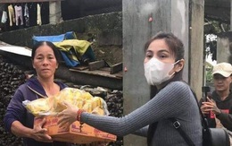Nghệ sĩ Việt dầm mưa giúp đỡ người dân miền Trung