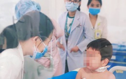 Bé trai mắc bệnh máu ăn máu