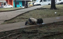 Bức ảnh bé gái quỳ rạp xuống đất, uống nước từ vũng nước bẩn trên đường khiến cả thế giới xót xa và câu chuyện ít ai biết