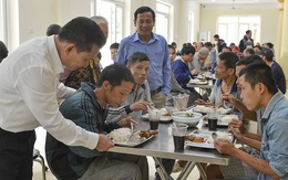 Bữa ăn ấm lòng của 314 người lang thang giữa lòng Hà Nội