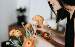 Không phải mọi người vợ đều thích được chồng tặng hoa