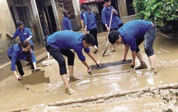 Sinh viên tình nguyện về nơi lũ lụt giúp dân