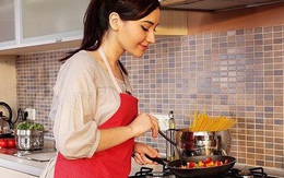 Bạn sẽ vô tình làm hại cả nhà nếu không nấu chín những loại rau củ này