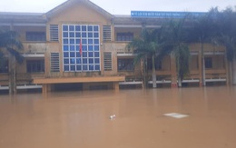 Trường học sập tường, bung cửa vì lũ lụt