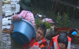 Nghệ An: Quân đội, công an khẩn trương di dời nhân dân ra khỏi vùng ngập lụt