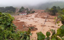Núi Tà Bang (Quảng Trị) xuất hiện vết nứt, di dời khẩn cấp nhiều hộ dân