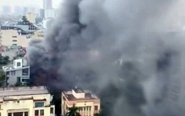Hà Nội: Cháy lớn tại quán lẩu nổi tiếng trên phố Dịch Vọng Hậu, cột khói bốc cao hàng chục mét