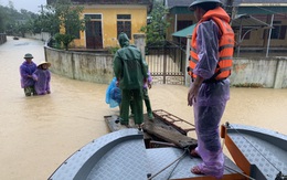 Nước sông dâng cao, lính biên phòng giải cứu hơn 200 người dân "ốc đảo" Hồng Lam