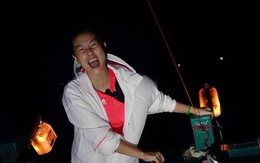 Kim Thư lênh đênh trên ghe cá trong đêm bão