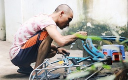 Chàng trai biến xe đạp "sắt vụn" thành xe "mới toanh" tặng người nghèo ở Sài Gòn
