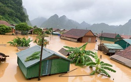 Quảng Bình: Nước ngập tận mái nhà, lực lượng chức năng khẩn cấp cứu dân
