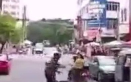 Bé 5 tuổi lao xe máy ra đường vì mẹ quên rút chìa