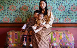 Vợ chồng Hoàng hậu "vạn người mê" Bhutan chia sẻ ảnh mới với 2 con, Hoàng tử út hiếm hoi lộ diện, gây chú ý với vẻ ngoài