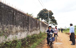 Tường rào bê tông nức toác, hơn 600 học sinh sống trong sợ hãi