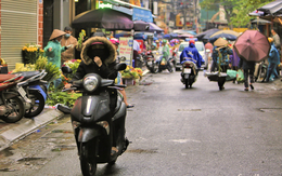 Ảnh: Hà Nội mưa Đông rét mướt sau một đêm trở gió, người dân trùm áo mưa co ro ra đường ngày cuối tuần