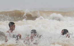 Biển động sóng cao phủ đầu, người dân Đà Nẵng vẫn liều mình tắm biển sau bão