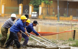 Trăm người căng sức dọn bùn ở phố cổ Hội An sau mưa lũ