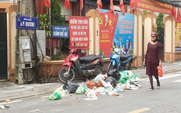 Hà Nội: Người dân phố An Dương khốn khổ vì rác chất đầy đường