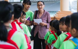 Bà giáo U80 ngày bán vé số, tối đứng lớp "gieo chữ" cho học sinh nghèo