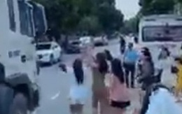 Mải mê bắt hoa cưới, các cô gái suýt lao vào xe container chạy trên đường khiến tất cả thót tim