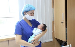 Hơn 10 giờ đồng hồ cứu sống bé sơ sinh ngừng thở trên đường đến viện