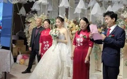 Chú rể nhận cuộc gọi khẩn cấp trước hôn lễ đẩy cô dâu vào tình huống bi hài tại sảnh cưới khiến quan khách xúc động