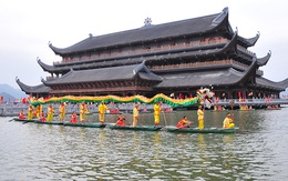 Thưởng thức màn biểu diễn bơi thuyền múa lân sư rồng trên hồ Tam Chúc