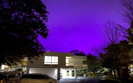 Nhật Bản: Bầu trời bỗng chuyển màu tím như phim kinh dị khiến nhiều người hoang mang, nhưng khi biết nguyên nhân ai nấy đều ngã ngửa