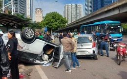 Xế hộp lật ngửa sau tai nạn liên hoàn