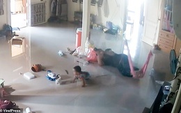 Nằm xem điện thoại để con trai 1 tuổi bò trên sàn nhà, bà mẹ cứu con thoát khỏi 'Tử thần' trong tích tắc, cảnh hiện trường khiến ai cũng 'rụng tim'