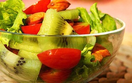 Nếu chị em đã chán ăn rau củ luộc trong mỗi bữa cơm, món salad xanh mướt vừa ngon vừa bắt mắt này sẽ giúp bạn đổi vị mà chỉ tốn 5 phút chế biến!