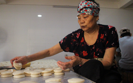 Gia đình 3 thế hệ làm bánh dày: Nửa đêm rầm rập giã, ngày hết 300kg gạo nếp
