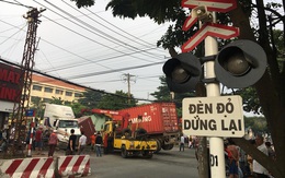Bình Dương: Nhân viên đường sắt ngủ quên không gác chắn, xe container bị tàu hoả tông đứt rời