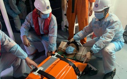 Cấp cứu khẩn cấp người dân lâm trọng bệnh bị cô lập trên đảo Cù Lao Chàm do ảnh hưởng bão số 10