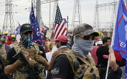 Chùm ảnh: Người biểu tình cầm súng tới bên ngoài các điểm kiểm phiếu ở Mỹ