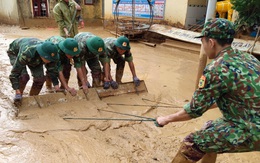 Hình ảnh lính biên phòng căng mình thu dọn lớp bùn dày cả mét sau mưa lũ