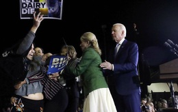 Có người lao tới ông Joe Biden, bà vợ lập tức chắn trước mặt chồng!