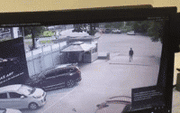 Khoảnh khắc ô tô của nữ tài xế tông chết người đàn ông trước cửa showroom khiến ai thấy cũng xót xa