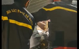 Cảnh sát phá cửa cuốn cứu 5 người mắc kẹt trong cửa hàng ở Sài Gòn