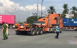 Xe container cán nát xe máy, kéo lê cô gái 5m giữa vòng xoay “tử thần”