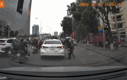 Đỗ xe giữa đường mặc còi bấm "thúc giục" liên hồi, nữ tài xế khiến tất cả ngán ngẩm