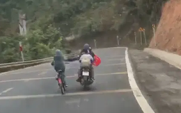 Chạy xe máy đèo con nhỏ nhưng chỉ dùng 1 tay, người đàn ông còn có thêm hành động khiến 3 đứa trẻ rơi vào tình huống nguy hiểm