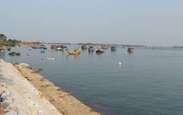 Hàng chục người tìm kiếm 2 anh em mất tích do lật ghe trên sông Thu Bồn