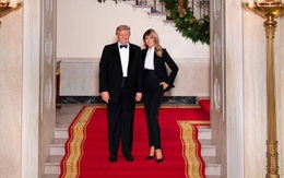 Vợ chồng ông Trump mặc ton sur ton trong ảnh Giáng sinh