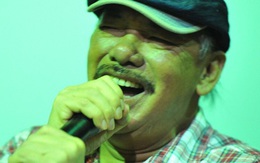 Nhạc sĩ Trần Tiến tái xuất phong độ, đàn hát say mê giữa hàng trăm người hâm mộ
