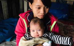 Xót xa đôi vợ chồng mù mong có tiền cứu đôi mắt cho con gái 3 tháng tuổi